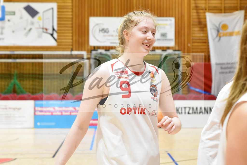 20200126_OSCTGN_0063 | Basketball, Juniorinnen: Frieda Bühner (OSC Junior Panthers) schaut beim Spiel der WNBL zwischen OSC Junior Panthers vs. TG Neuss Junior Tigers am 26.01.2020 im Panthers Dome in Osnabrück, Deutschland.(Foto von Nico Paetzel) - Realisiert mit Pictrs.com