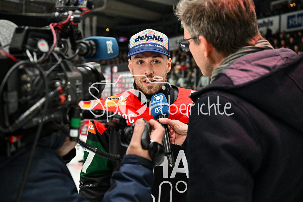 Augsburger Panther - Düsseldorfer EG | Luca TOSTO (Augsburger Panther #77) gibt nach dem Spiel noch ein Interview beim Bayrischen Fernsehen / ARD / DEL: Augsburger Panther - Duesseldorfer EG, Curt Frenzel Stadion am 04.03.2025
