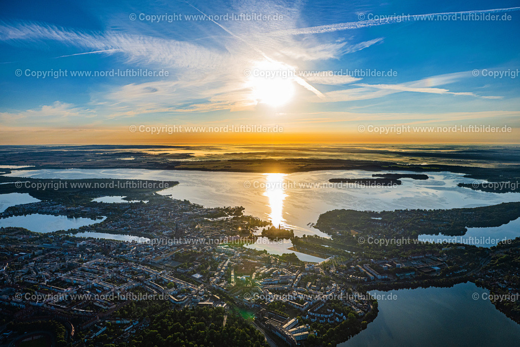 Schwerin_ELS_6562100822 | SCHWERIN 10.08.2022 Stadtansicht des Innenstadtbereiches an den Uferbereichen " des Schweriner Sees " in Schwerin im Bundesland Mecklenburg-Vorpommern, Deutschland. // City view of the downtown area on the shore areas " of Schweriner Sees " in Schwerin in the state Mecklenburg - Western Pomerania, Germany. Foto: Martin Elsen