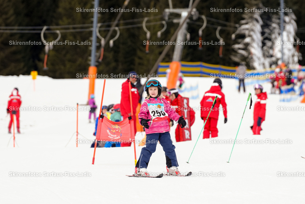 SRF_02.01.2026_0355 | Skirennfotos,Serfaus,Fiss,Ladis,Kinderskirennen,Winter,Tirol,Oberland,skirace,SFL,feelfree,weil wir's genießen,ski,Ski,skifahren,Sonnenplateau, - Realisiert mit Pictrs.com