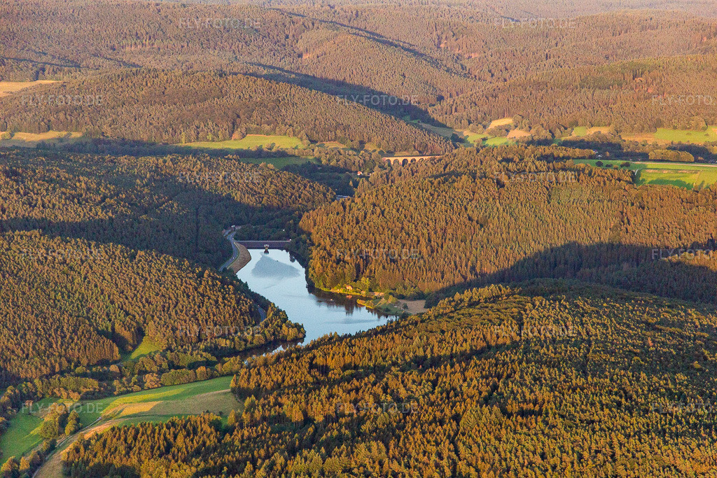 Luftbild: Marbach Stausee im Ortsteil Hüttenthal in Mossautal im Bundesland Hessen in Deutschland. – Foto: IMG_142643.jpg vom 18.07.2024 durch Werner Riehm/FLY-FOTO.de – Auflösung des Originals: 5472 x 3648 px – WWW.ERBACH.DE