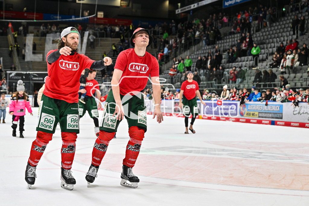 Augsburger Panther - Schwenninger Wild Wings | AUGSBURG, GERMANY - 02. JANUARY: das Team der Panther feiert zusammen mit den Fans den wichtigen Heimsieg gegen die Wild Wings nach dem Match zwischen den Augsburger Panthern und den Schwenninger Wild Wings am 35. Spieltag der Penny DEL im Curt Frenzel Stadion / Anthony LOUIS (Augsburger Panther 18), Alexander BLANK (Augsburger Panther 26)