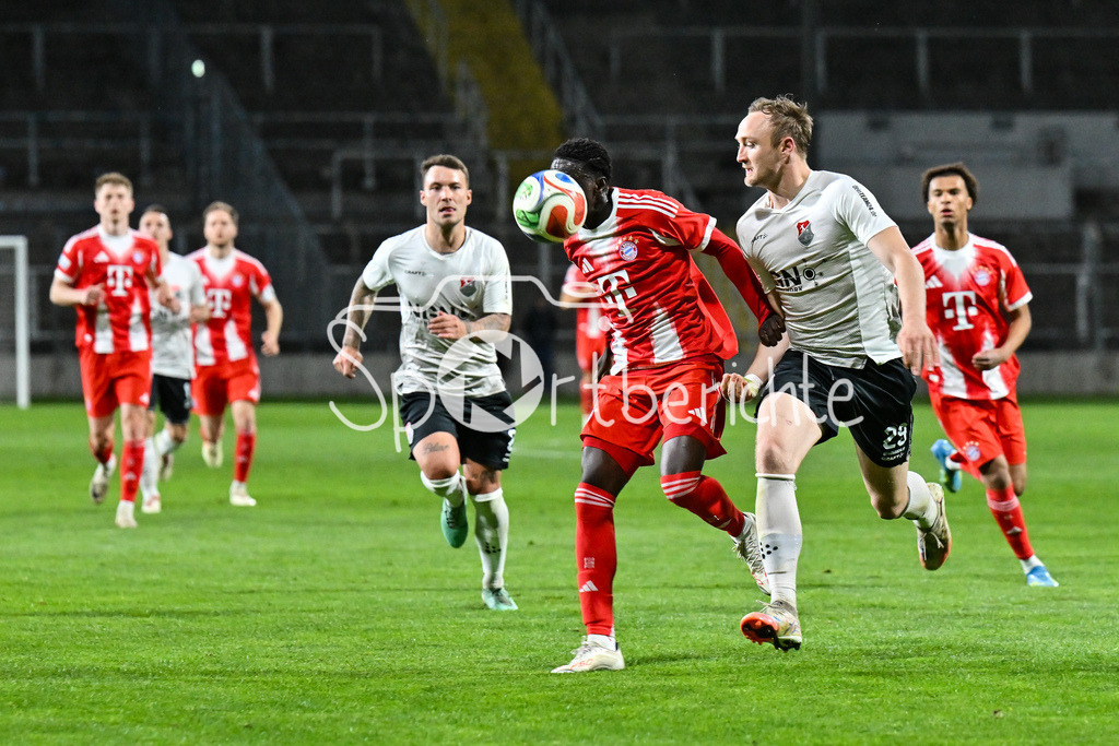 FC Bayern Amateure - TSV Aubstadt | MÜNCHEN, GERMANY - 24. APRIL: im Duell Bajung DARBOE (FC Bayern München II 7) und Marco NICKEL (TSV Aubstadt 29) während dem Match zwischen den Amateuren des FC Bayern und dem TSV Aubstadt am 31. Spieltag der Regionalliga Bayern im Grünwalder Stadion