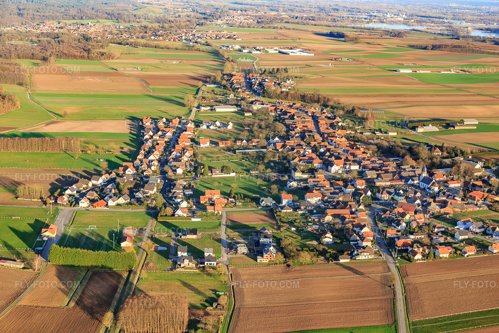 Aerial view: View of the town from the west in Niederlauterbach in the state Bas-Rhin, France. – Photo: IMG_085995.jpg taken on 02/06/2016 by Werner Riehm/FLY-FOTO.com – Resolution of the original: 5472 x 3648 px