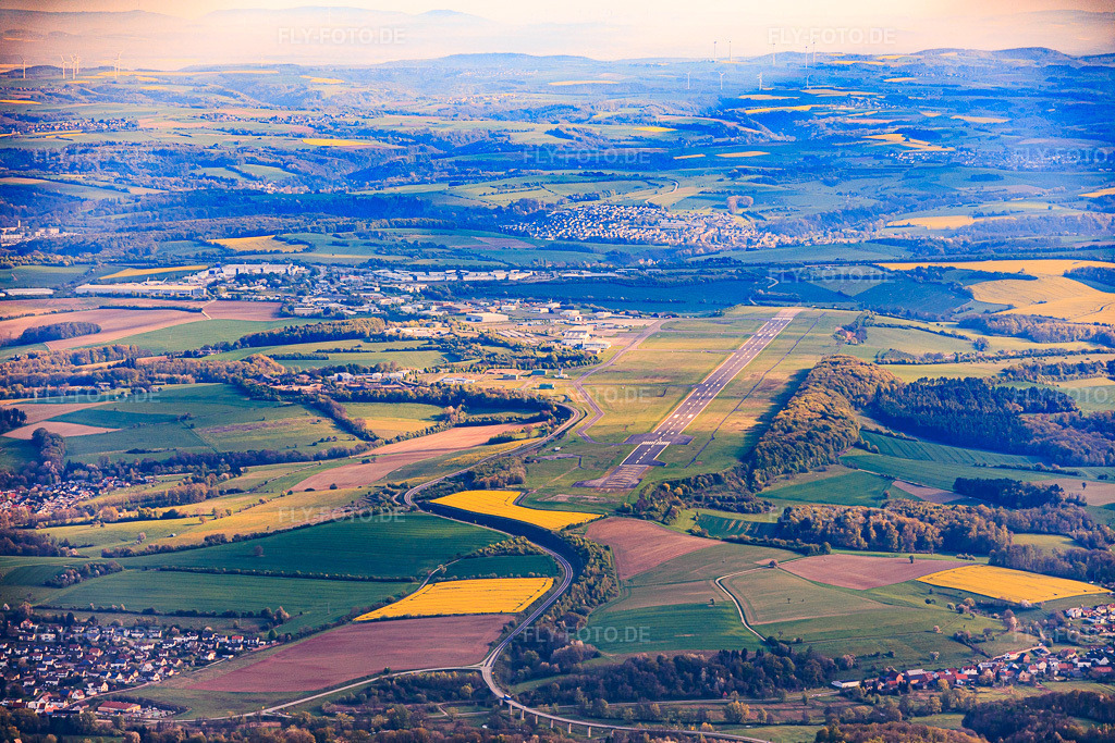 Luftbild: Landebahn des Flughafen TRIWO Zweibrücken EDRZ aus Süden im Ortsteil Brenschelbach in Blieskastel im Bundesland Saarland in Deutschland.Foto: IMG_154864.jpg vom 18.04.2026 durch Werner Riehm/FLY-FOTO.deAuflösung des Originals: 6000 x 4000 pxEDRZ Airport
