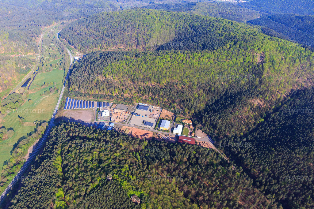 Luftbild: Gewerbepark Neudahn 1 mit Indoor-Spielplatz Super-Dubber Kinderland in Dahn im Bundesland Rheinland-Pfalz in Deutschland. Foto: IMG_106923.jpg vom 22.04.2018 durch Werner Riehm/FLY-FOTO.deWWW.SUPER-DUBBER.DE