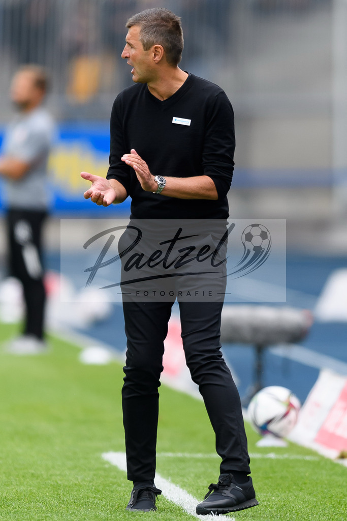 EBSTSV20210828_196 | Fussball, Herren: Trainer Michael Koellner (TSV 1860 Muenchen) gestikuliert beim Spiel der 3. Liga zwischen Eintracht Braunschweig und TSV 1860 Muenchen im Eintracht-Stadion am 28.08.2021 in Braunschweig, Deutschland.DFB / DFL REGULATIONS PROHIBIT ANY USE OF PHOTOGRAPHS AS IMAGE SEQUENCES AND/OR QUASI-VIDEO. - Realisiert mit Pictrs.com