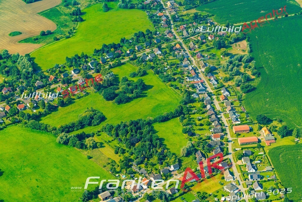 Heiligenhagen Satow Bild- Das Luftbild wurde 2025 vom UL-Flugzeug heraus erstellt ( keine Drohne bzw. Drohnenaufnahme ) - Hochauflösende Luftaufnahme -Nicht vergleichbar mit Google Maps oder Satelittenbilder- Die Geschenkidee !Mit Lizenz und Bildrechte bestellbar - CC