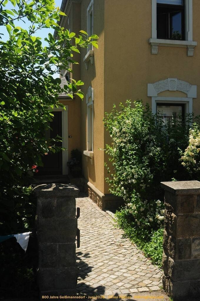 Geißmannsdorf-2026-Ortsbilder-520 | Geißmannsdorf bei Bischofswerda im Sommer 2026. Ein fotografischer Streifzug durch das Dorf Geißmannsdorf, mit Gebäuden, Straßen, Strohpuppen und geschmückten Vorgärten und Grundstücken anlässlich der 800-Jahr-Feier von Geißmannsdorf im Juni 2026 - Realisiert mit Pictrs.com