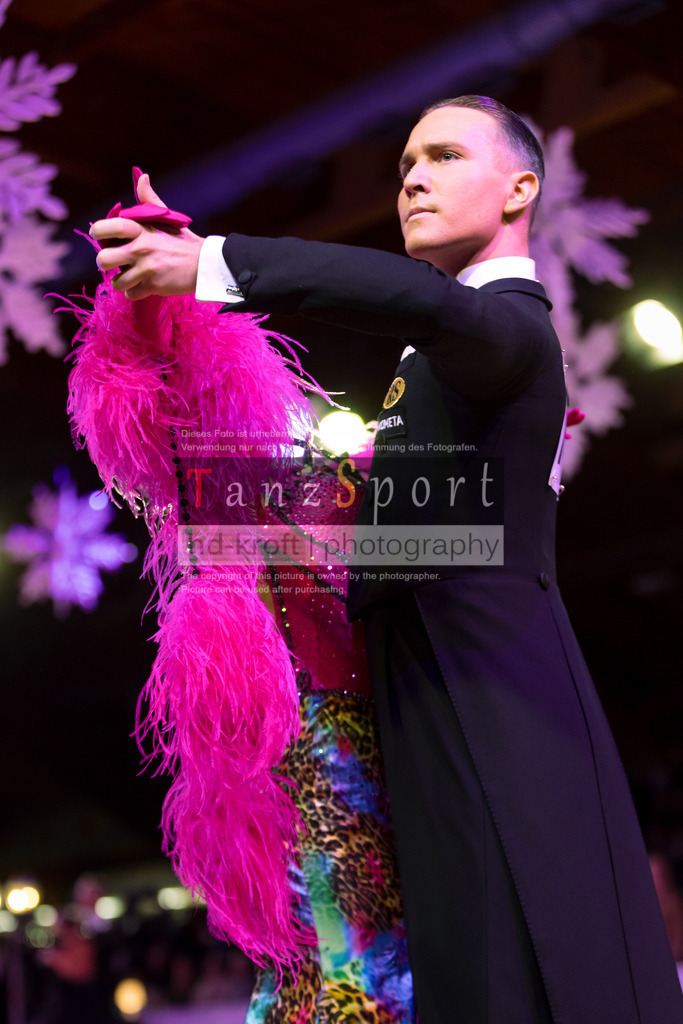 20241215_WDSF_Int_Open_Std-Riga-9019 | Tanzsportbilder, Standardtanz, Lateintanz, WDSF, DTV, LTVB, dancecomp, goc, hessen tanzt, blaues band der spree, walzer, tango, wiener walzer, slowfox, quickstepp, samba, rumba, cha-cha-cha, paso doble. jive, hd-kroft photography, turniertanzsport