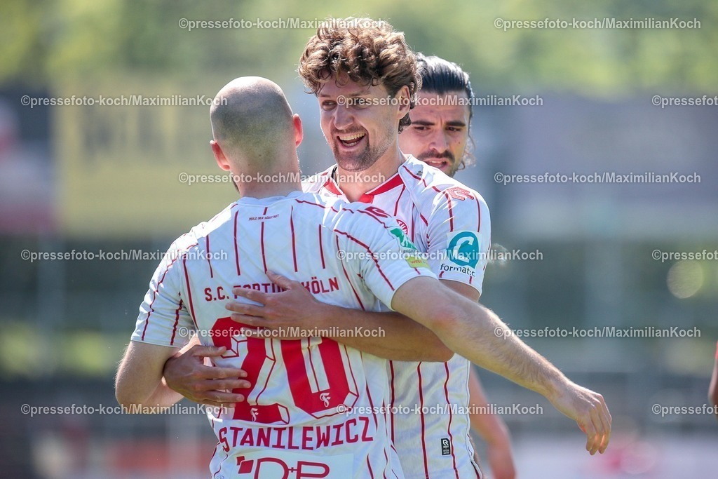 xSEFx25042601028 | 25.04.2026, xsefx, Fußball, RL West, Fortuna Köln - SC Wiedenbrück, 31. Spieltag, Südstadion, Saison 2025 2026: Torjubel von Enzo Wirtz (SC Fortuna Köln #09) und seine MItspieler DFB regulations prohibit any use of photographs as image sequences and or quasi-video. Photo: xSabinexEffgenxPressefotoKochx