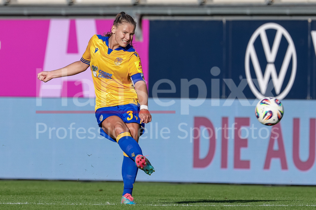 Fussball, Google Pixel Frauen-Bundesliga, VfL Wolfsburg - FC Carl Zeiss Jena | Toma Ihlenburg (FC Carl Zeiss Jena, 3) am Ball, Freisteller, Einzelbild, Ganzkörper, Aktion, Action, Spielszene, DIE DFB-RICHTLINIEN UNTERSAGEN JEGLICHE NUTZUNG VON FOTOS ALS SEQUENZBILDER UND/ODER VIDEOÄHNLICHE FOTOSTRECKEN. DFB REGULATIONS PROHIBIT ANY USE OF PHOTOGRAPHS AS IMAGE SEQUENCES AND/OR QUASI-VIDEO.