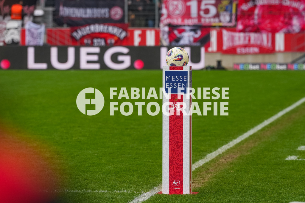 GER Rot-Weiss Essen vs. SSV Ulm, Fussball, 3. Liga, Spieltag 19, Saison 2025/2026, 20.12.2025 | GER Rot-Weiss Essen vs. SSV Ulm, Fussball, 3. Liga, Spieltag 19, Saison 2025/2026, 20.12.2025Foto: Fabian Friese - Realisiert mit Pictrs.com