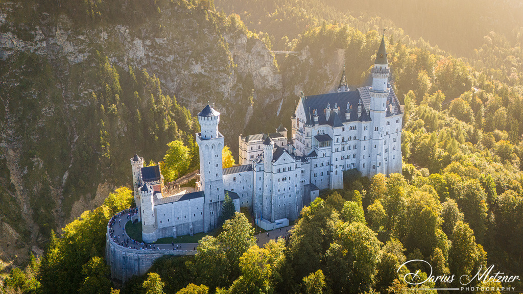 Das Schloss Neuschwanstein | Das Schloss Neuschwanstein steht oberhalb von Hohenschwangau bei Füssen im südöstlichen bayerischen Allgäu