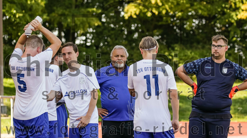 2023-08-19_043_SG_Markt_Schwaben_II_gegen_TSV_Ottobrunn_III | Markt Schwaben, Deutschland, 19.08.2023:
Fußball, C-Klasse 2023 / 2024, 1. Spieltag, (SG) Markt Schwaben II gegen TSV Ottobrunn III, Endergebnis: 0:4

Merlin Oehmen (TSV Ottobrunn, #5), Trainer Christian Aschenbrenner (TSV Ottobrunn), Nikolay Tretyakov (TSV Ottobrunn, #11), Torwart Santino Sperl (TSV Ottobrunn, #16)

Foto: Christian Riedel / fotografie-riedel.net