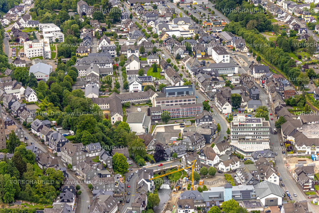 BadBerleburg240710109 | Luftbild, Johannes-Althusius-Gymnasium, Amtsgericht und Polizeiwache, St. Marien Kirche, Poststraße Bundesstraße B480, Bad Berleburg, Wittgensteiner Land, Nordrhein-Westfalen, Deutschland