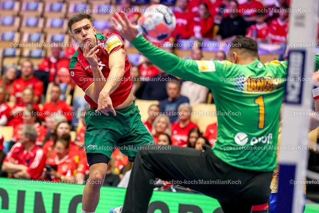 EHF16012601007 | 16.01.2026, Handball, Men's EHF EURO 2026, Portugal - Rumänien, Jyske Bank Boxen in Herning, Dänemark, Preliminary Round:  Francisco Mota Costa (Portugal #26) wirft auf das Tor von  Ionut Ciprian Iancu (Romania #01) 