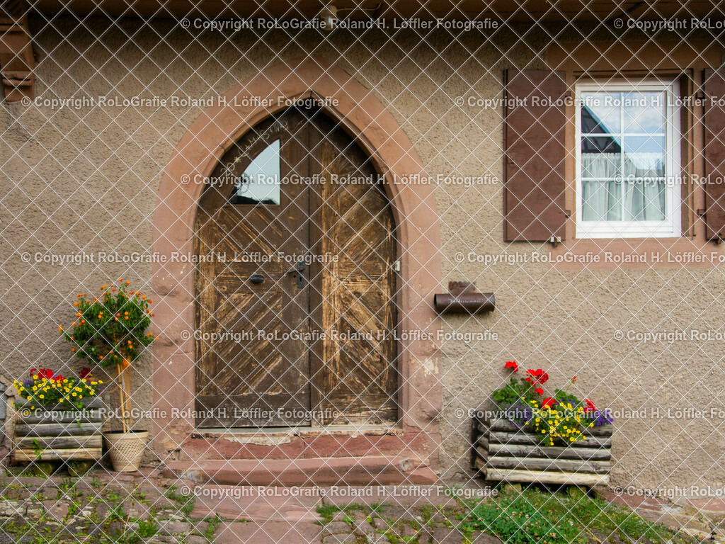 Alte-Haustür | Alter Hauseingang mit rustikaler Haustür - Realisiert mit Pictrs.com