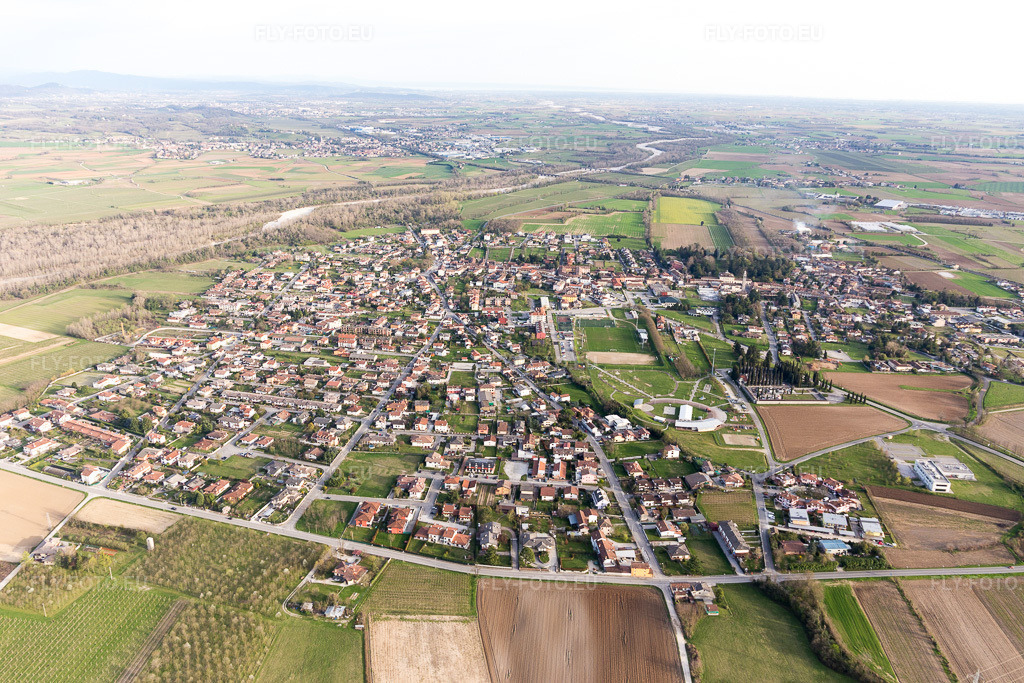 Vue aérienne: Vue de la ville à Pradamano dans le département Frioul-Vénétie Julienne, Italie. Photo: IMG_105793.jpg prise le 08/04/2018 par Werner Riehm/FLY-FOTO.eu – Résolution de l'original: 5472 x 3648 px