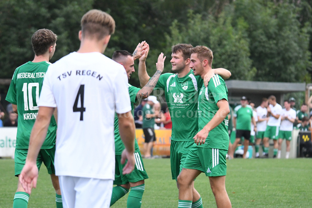 SpVgg Niederalteich : TSV Regen  | Torjubel bei der SpVgg Niederalteich; Torschütze Florian Nickl  und Vorlagengeber Fabio Obermeier werden von Philipp Peter (SpVgg Niederalteich #26) beglückwünscht - Realisiert mit Pictrs.com