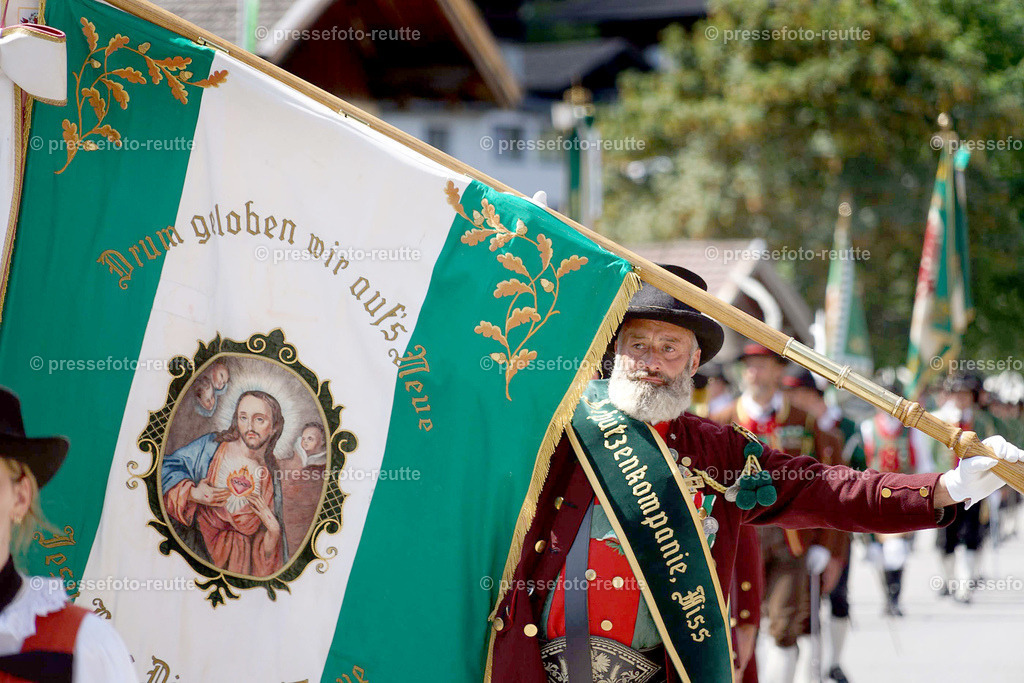 e08-news-2023-Juli23-Regimentsschuetzenfest3-Steeg-UMZUG_DORF-DSC07307 | Info aus dem Bezirk Reutte/Ausserfern Tirol sowie eine umfangreiche Bilddatenbank über die gesamte Region: Lechtal, Talkessel Reutte, Tannheimertal, Zwischentoren. Lech, Plansee, Zugspitze, Grenztunnel, B179, Fernpassstraße, Verkehr, Lawinen, Tradition, - Realisiert mit Pictrs.com