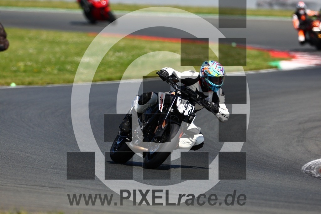 0243-20240618_04333 | Schöne Erinnerungen an spannende Momente - das festzuhalten ist unser Job. PIXELrace.de ist seit 2003 auf den Rennstrecken Europas unterwegs um die Action draußen beim Fahren und die wunderbare Stimmung imm Fahrerlager für euch einzufangen.