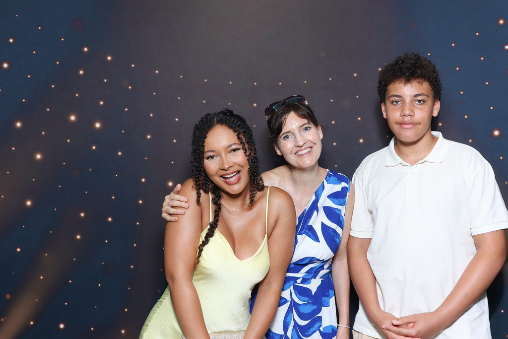 ZD260628112736-80 | Fotoshop von zweidimensional Fotografie. Ihr Fotograf im Aargau. Abzüge von Ihrem Fotobox Event bestellen.Abzüge von Ihrem Hochzeit bestellen.Abzüge von Ihrem Schulfotograf bestellen.
