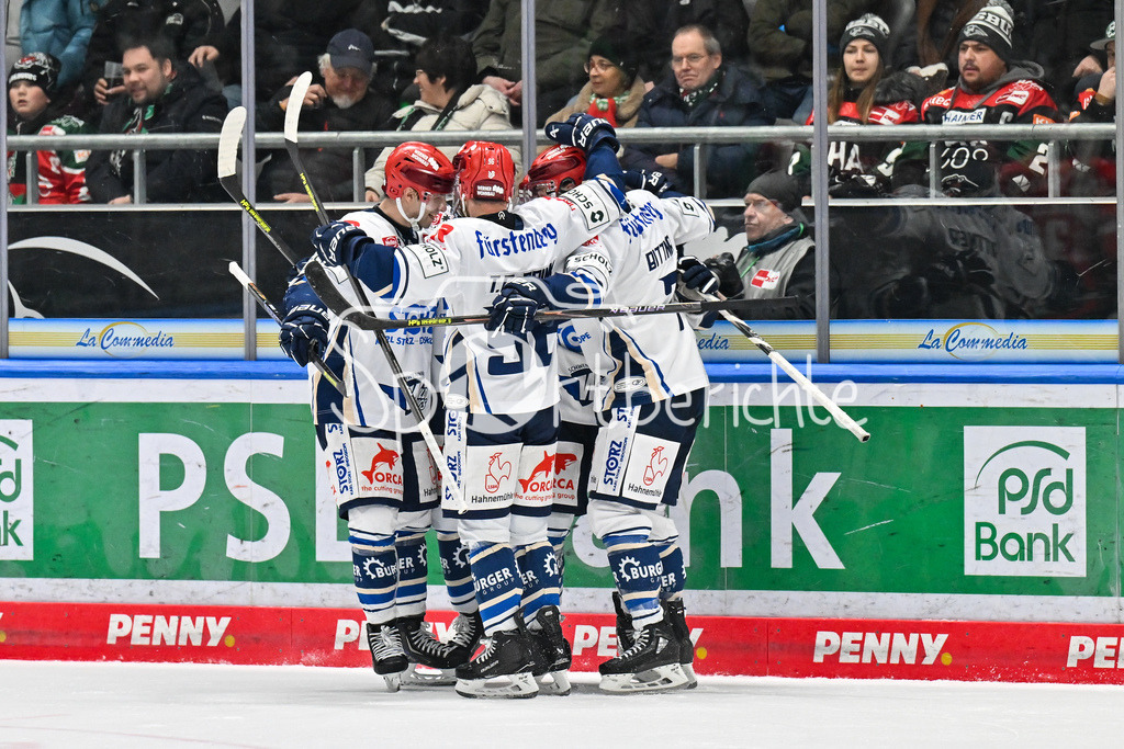 Augsburger Panther - Schwenninger Wild Wings | AUGSBURG, GERMANY - 02. JANUARY: Jubel der Wild Wings nach dem Treffer zum 4-5 durch  Tylor SPINK (Schwenninger Wild Wings 90)  / Tor / Torschuetze / Freude / Happy während dem Match zwischen den Augsburger Panthern und den Schwenninger Wild Wings am 35. Spieltag der Penny DEL im Curt Frenzel Stadion