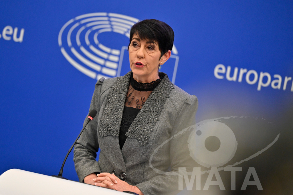 _DWI0169 | Politikerin Christine Anderson bei einer Pressekonferenz zum Thema ' Alarmierende Statistiken zu den Folgen des COVID-Lockdowns' im Europäischen Parlament. Straßburg, 18.01.2023 - Realisiert mit Pictrs.com