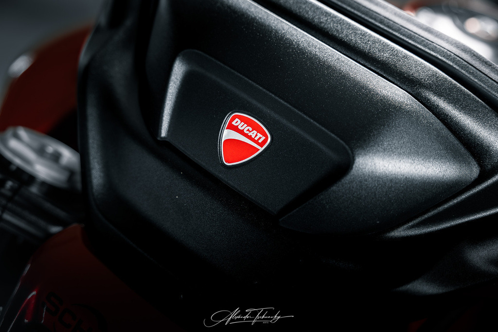 Ducati xDivael V4 | Entdecken Sie die faszinierende Welt von Alexander Tschuncky Arts: Kreative Fotografie, atemberaubende Automobilkunst und hochwertiger Bilderdruck. Lassen Sie sich inspirieren! - Realisiert mit Pictrs.com