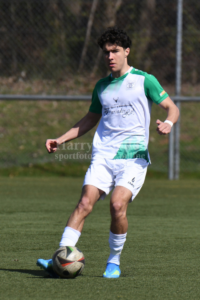 SpVgg GW Deggendorf : SV Hofkirchen | Benedikt Troffer (SpVgg GW Deggendorf #6) eigene U19 - Realisiert mit Pictrs.com