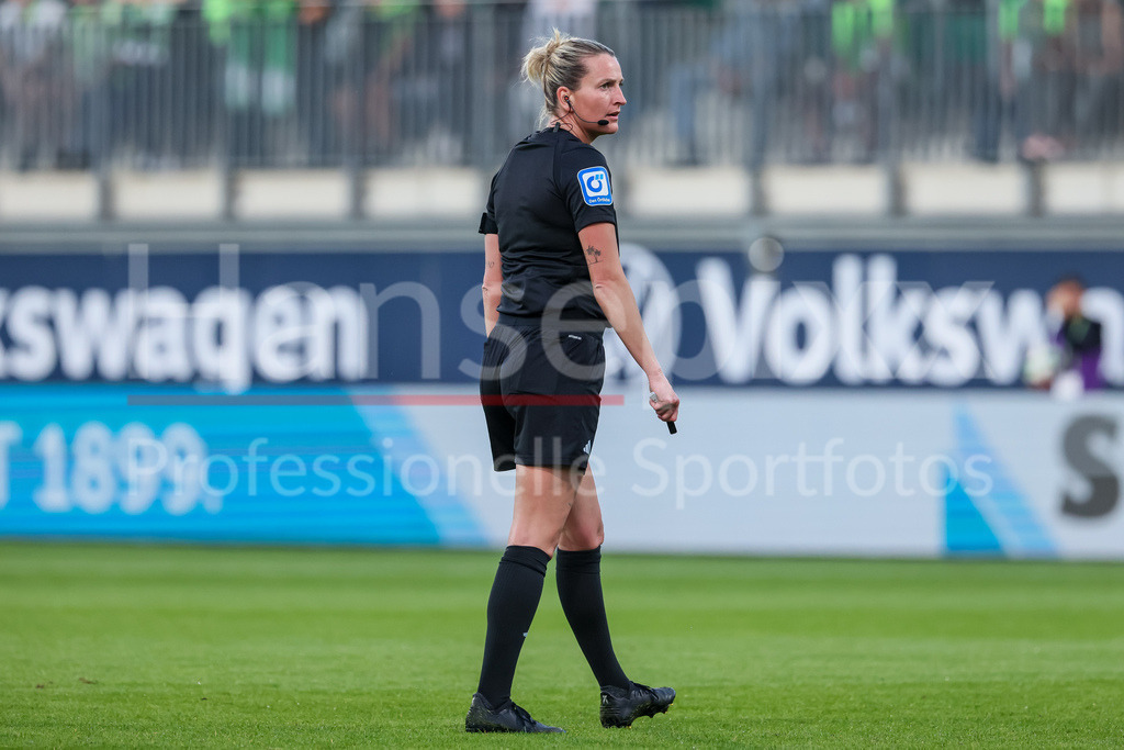 Fussball, Google Pixel Frauen-Bundesliga, VfL Wolfsburg - 1. FC Köln | v.li.: Schiedsrichterin Anna-Lena Heidenreich, DIE DFB-RICHTLINIEN UNTERSAGEN JEGLICHE NUTZUNG VON FOTOS ALS SEQUENZBILDER UND/ODER VIDEOÄHNLICHE FOTOSTRECKEN. DFB REGULATIONS PROHIBIT ANY USE OF PHOTOGRAPHS AS IMAGE SEQUENCES AND/OR QUASI-VIDEO.