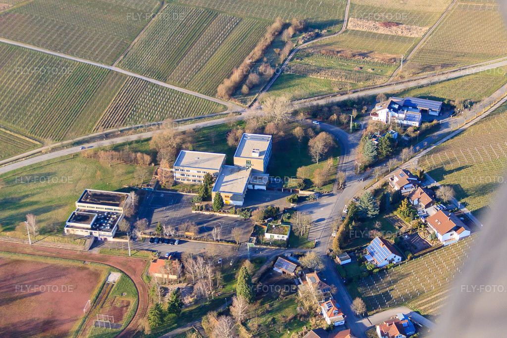 Luftbild: Grundschule Kleine Kalmit und Stadion in Ilbesheim bei Landau im Bundesland Rheinland-Pfalz in Deutschland.Foto: IMG_62423.jpg vom 24.02.2014 durch Werner Riehm/FLY-FOTO.deAuflösung des Originals: 4752 x 3168 pxGrundschule Kleine Kalmit Ilbesheim