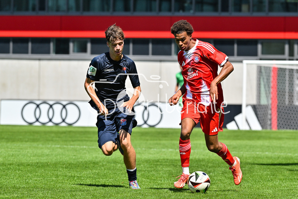 FC Bayern München U19 - SpVgg Unterhaching U19 | im Duell Niklas PFEIFFER (Haching 19) und Sadiki CHEMWOR (FCB #11) / Zweikampf / U19 DFB-Nachwuchsliga: FC Bayern München U19 - SpVgg Unterhaching U19; FC Bayern Campus am 10.08.2025