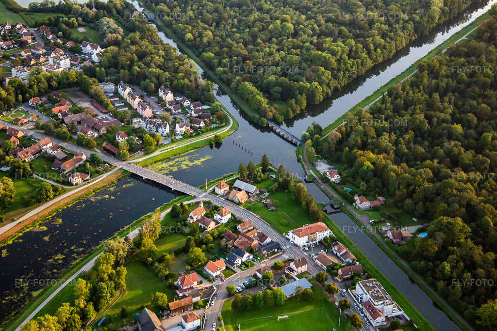 Aerial view: Intersection of the Canal de Décharge de l'Ill and Canal du Rhône au Rhin in Erstein in the state Bas-Rhin, France. – Photo: IMG_137886.jpg taken on 08/18/2023 by Werner Riehm/FLY-FOTO.com – Resolution of the original: 5472 x 3648 px