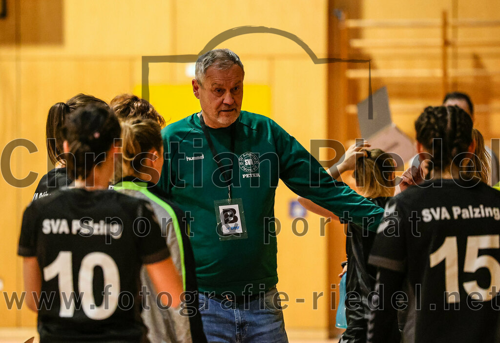 2024-02-10_014_SpVgg_Altenerding_gegen_SVA_Palzing | Erding, Deutschland, 10.02.2024:
Handball, Bezirksoberliga Frauen Altbayern 2023 / 2024, 14. Spieltag, SpVgg Altenerding gegen SVA Palzing, Endergebnis: 27:28

Trainer Peter Mesiarik (SVA Palzing)

Foto: Christian Riedel / fotografie-riedel.net