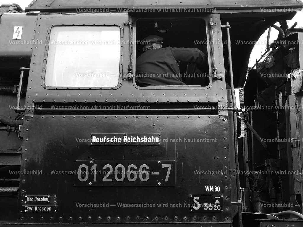 Dampflok Führerstand | online Fotogalerie mit schwarz-weiß Fotografien und Shop für zeitlose  Poster und Leinwände in stilvollem schwarz weiß  - Realisiert mit Pictrs.com