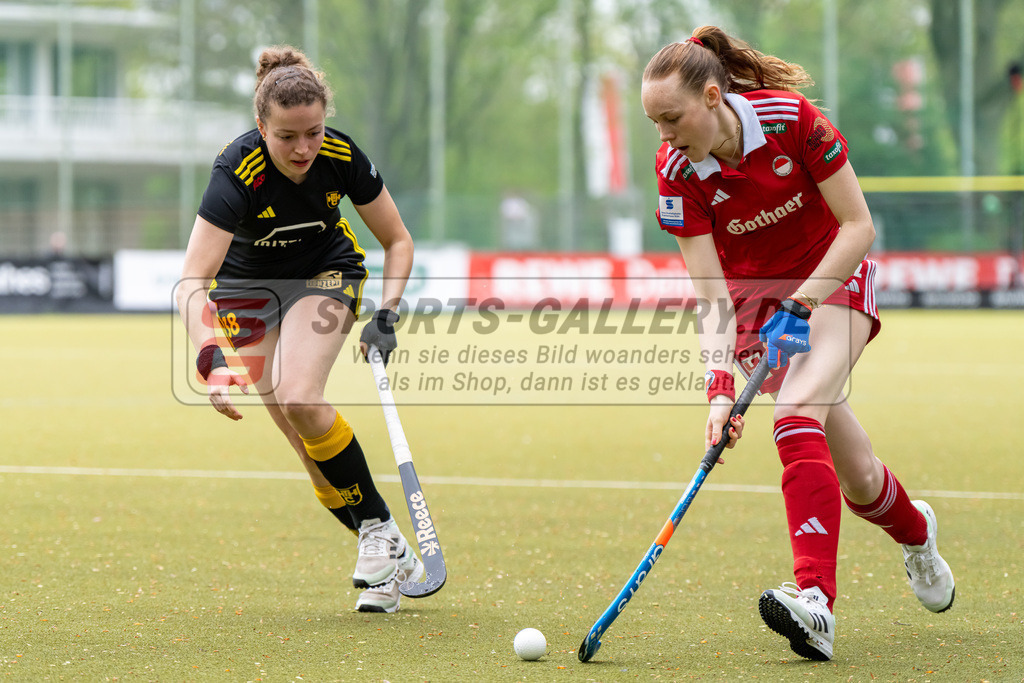 HK_20240407_100119 | 1. Bundesliga Hockey Damen Rot-Weiss Köln - Harvestehuder THC am 7.4.2024 Rot-Weiss Köln, Köln , Marisa Martin Pelegrina ( Harvestehuder THC #38 ) , Antonia Lonnes ( Rot-Weiss Köln #22 )