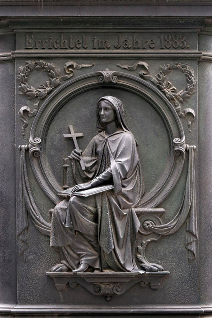 Foto: Leipzig - Leibniz Denkmal - allegorische Darstellung der Fakultät Theologie | Das Team hinter BILDLEXIKON LEIPZIG bündelt historische wie aktuelle Informationen über die Stadt Leipzig in Text und Bild auf einer Plattform und stellt diese der interessierten Öffentlichkeit zur Verfügung.