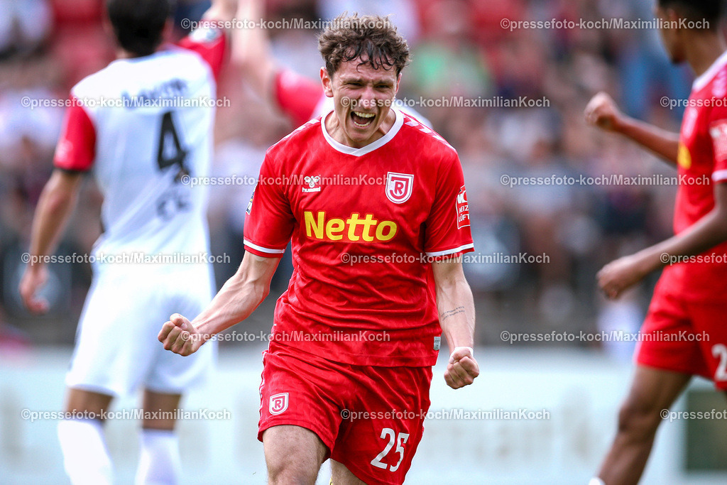 Koe3Liga11052401016 | 11.05.2024, Köln, Fußball, bwin 3. Liga Herren, Sportpark Höhenberg, 37. Spieltag, Saison 2023 2024, FC Viktoria Köln – Jahn Regensburg: Torjubel nach dem 1:0 durch Jonas Bauer (Jahn Regensburg). 
DFB regulations prohibit any use of photographs as image sequences and or quasi-video.