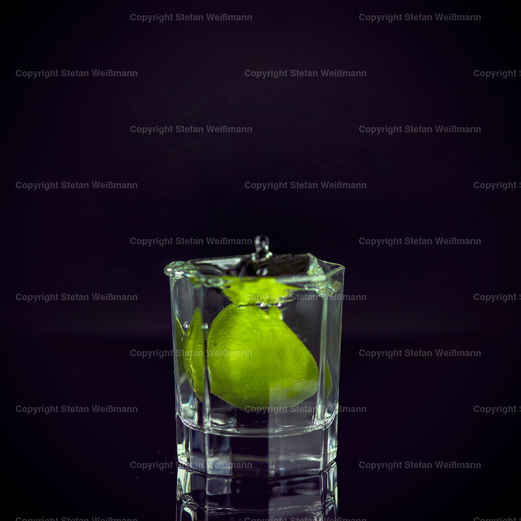 Limette im Wasserbad | Die Kombination aus Wasser und fallender Limette, was passiert? - Realisiert mit Pictrs.com