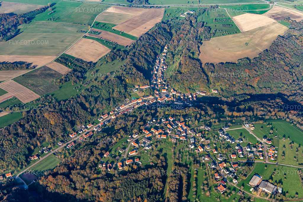 Aerial view: View of the town from the south in Hottviller in the state Moselle, France. – Photo: IMG_143769.jpg taken on 10/26/2024 by Werner Riehm/FLY-FOTO.com – Resolution of the original: 5472 x 3648 px