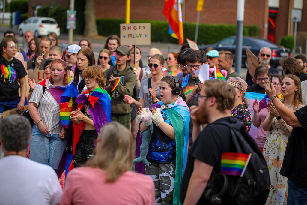 CSD_Moers_190725_106 | Bildergalerie von Sport-Ereignissen aber auch von weiteren spannenden Dingen - nicht nur vom Niederrhein. In Anlehnung an den bekannten Spruch von Hanns Dieter Hüsch heißt das Motto: "Niederrhein ist überall".  - Realisiert mit Pictrs.com