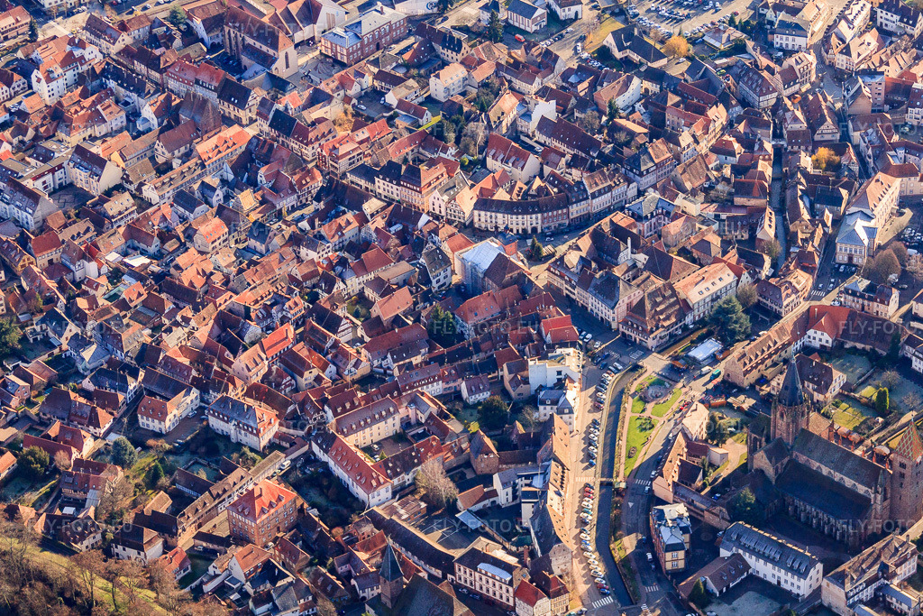 Vue aérienne: Vieille ville historique vue du nord-ouest à Wissembourg dans le département Bas Rhin, France – .Photo: IMG_48388.jpg prise le 11/12/2011 par Werner Riehm/FLY-FOTO.eu – Résolution de l'original: 4703 x 3135 px