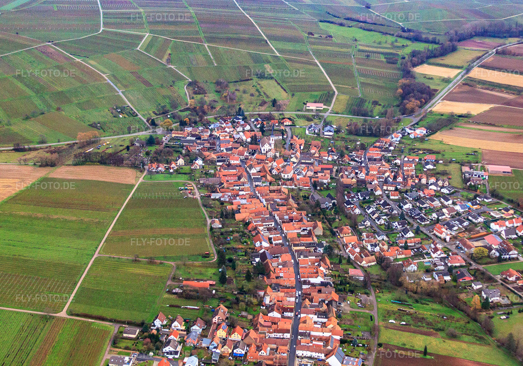 Luftbild: Hauptsr. von Westen in Göcklingen im Bundesland Rheinland-Pfalz in Deutschland. Foto: IMG_61127.jpg vom 30.11.2013 durch Werner Riehm/FLY-FOTO.de
