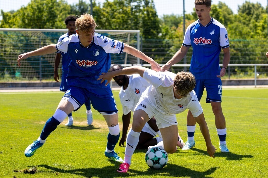 TSG Hoffenheim 2 gegen VfR Mannheim (Testspiel in der Akademie Arena Zuzenhausen) | TSG Hoffenheim 2 gegen VfR Mannheim (Testspiel in der Akademie Arena Zuzenhausen)***Oskar Hencke (7, Hoffenheim) versucht vergeblich an den Ball zu kommen - Realisiert mit Pictrs.com