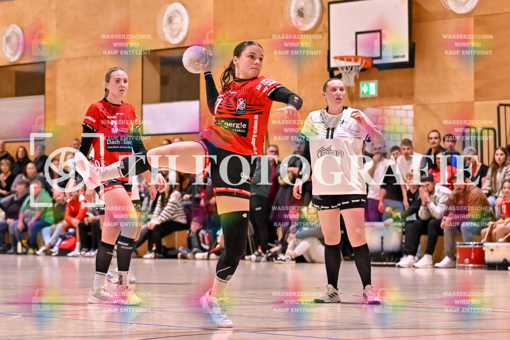 GER, SG Maulburg/Steinen - HSG Dreiland, Frauen-Handball, Oberliga Suedbaden, 3. Spieltag, Saison 2024/2025, 12.10.2024 | Sharena Hasler (SG Maulburg/Steinen, #77) beim Wurf. Ebenfalls im Bild Leonie Kiefer (SG Maulburg/Steinen, #03), Nathalie Herzog (HSG Dreiland, #11)GER, SG Maulburg/Steinen - HSG Dreiland, Frauen-Handball, Oberliga Suedbaden, 3. Spieltag, Saison 2024/2025, 12.10.2024Foto: TH Fotografie/Thomas Hess