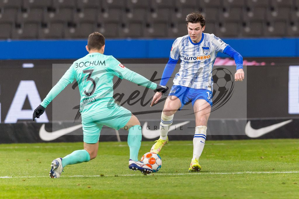 HERBOC20220204_026 | Fussball, Herren: Danilo Soares (VfL Bochum) und Jurgen Ekkelenkamp (Hertha BSC) im Zweikampf bei dem Spiel der 1. Bundesliga zwischen Hertha BSC und VfL Bochum im Olypiastadion am 04.02.2022 in Berlin, Deutschland.DFB / DFL REGULATIONS PROHIBIT ANY USE OF PHOTOGRAPHS AS IMAGE SEQUENCES AND/OR QUASI-VIDEO. - Realisiert mit Pictrs.com
