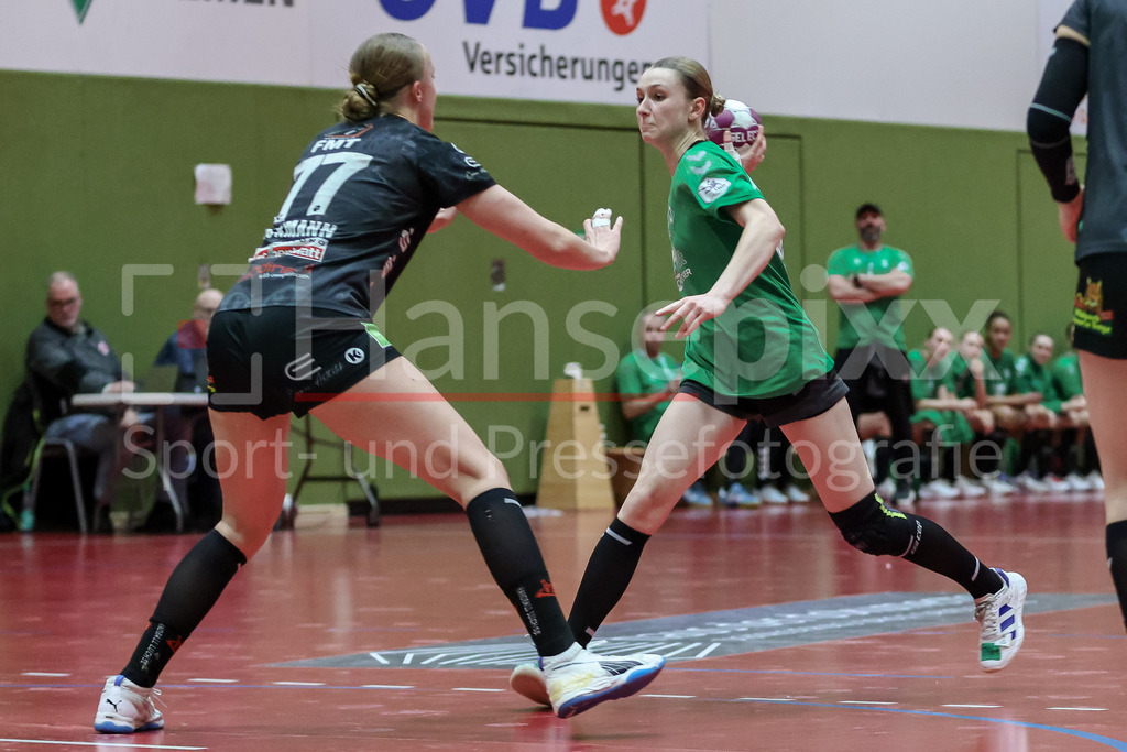 Handball, 2. Bundesliga Frauen, SV Werder Bremen - HL Buchholz 08-Rosengarten | v.li.: Nantke Ackmann (HL Buchholz 08-Rosengarten, 77) und Luise Albert (SV Werder Bremen, 66) im Zweikampf, Duell, Spielszene, Aktion, Action