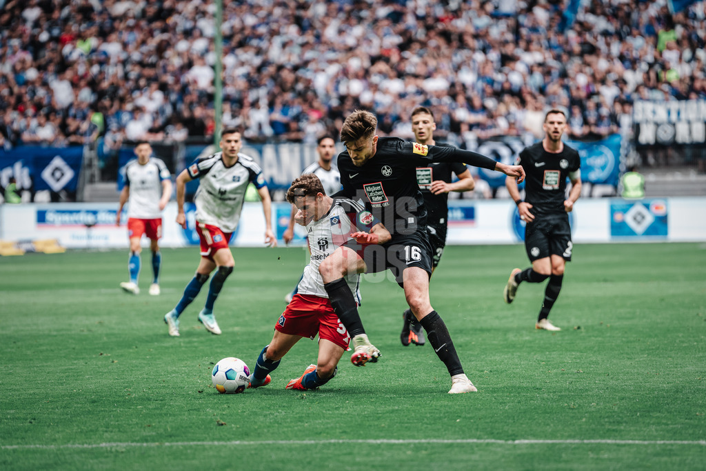 Fußball | Männer | Saison 2023/2024 | 2. Fußball-Bundesliga | 28. Spieltag | Hamburger SV vs. 1. FC Kaiserslautern | 06.04.2024 | Anssi Suhonen (#36, HSV) geht zu Boden gegen Julian Niehues (#16, 1. FC Kaiserslautern)